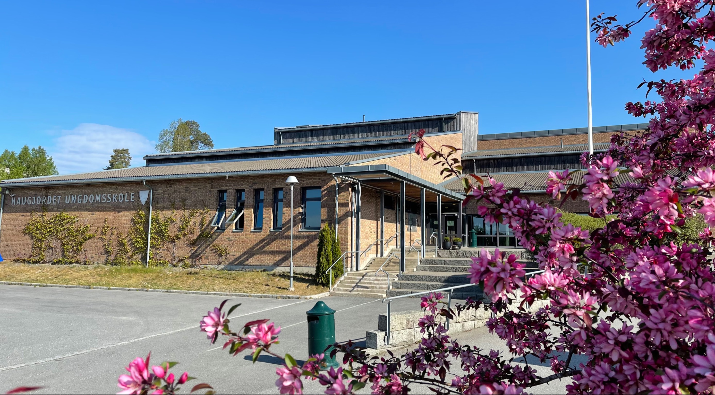 Haugjordet ungdomsskole om våren