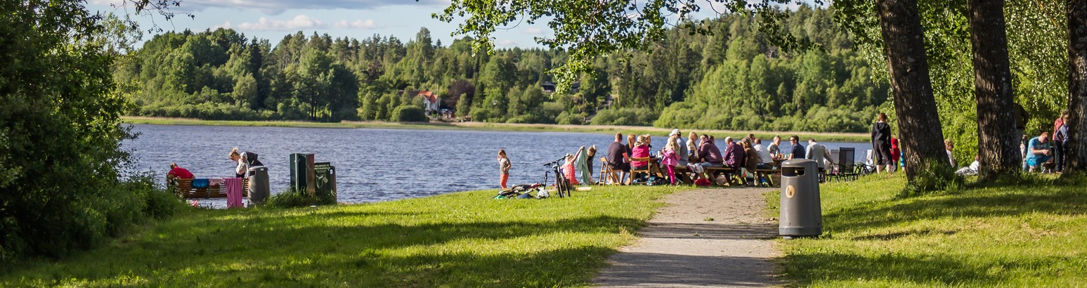 Midtsjøvann badeplass med folk på stranda