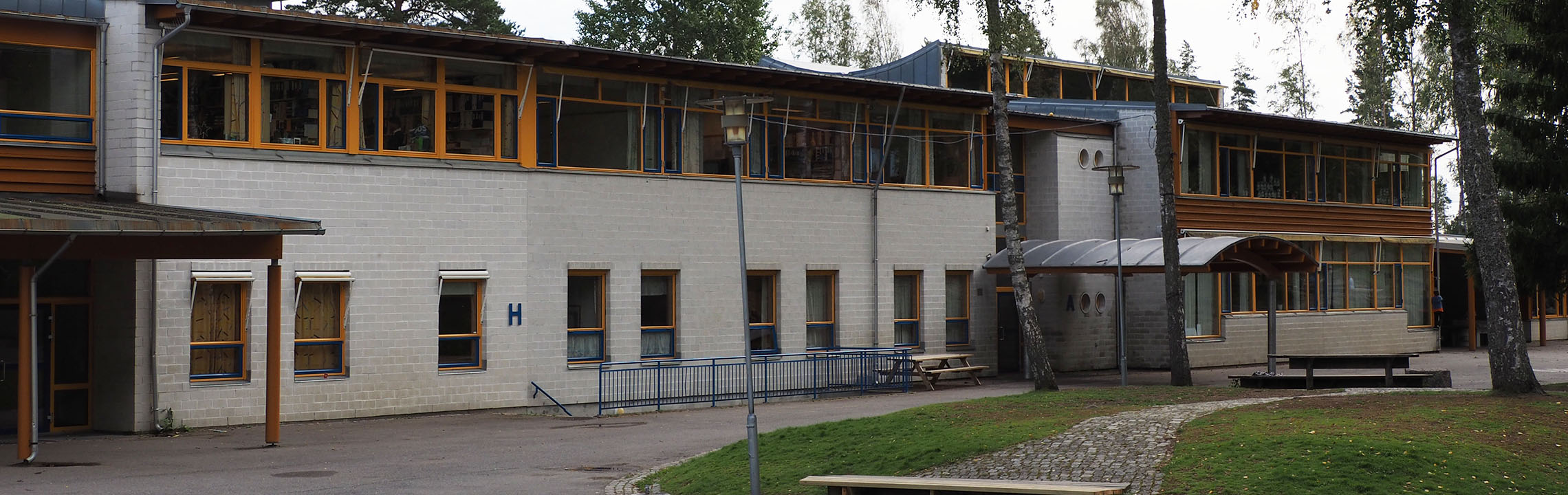 Østli skole sett utenfra