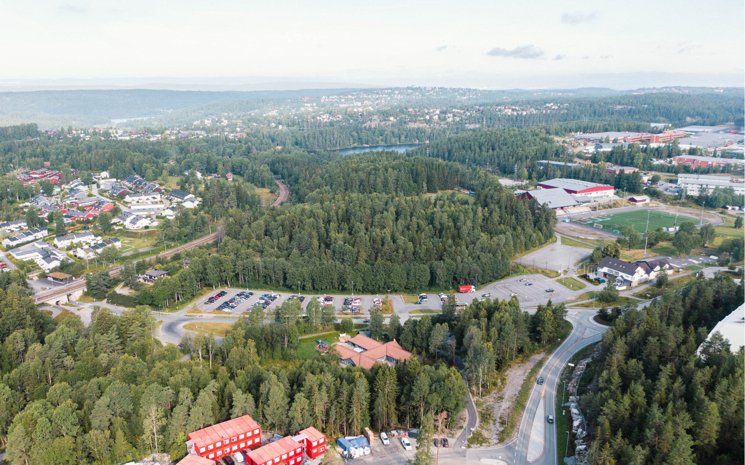 Luftfoto av Vevelstad stasjon og Langhus idrettspark
